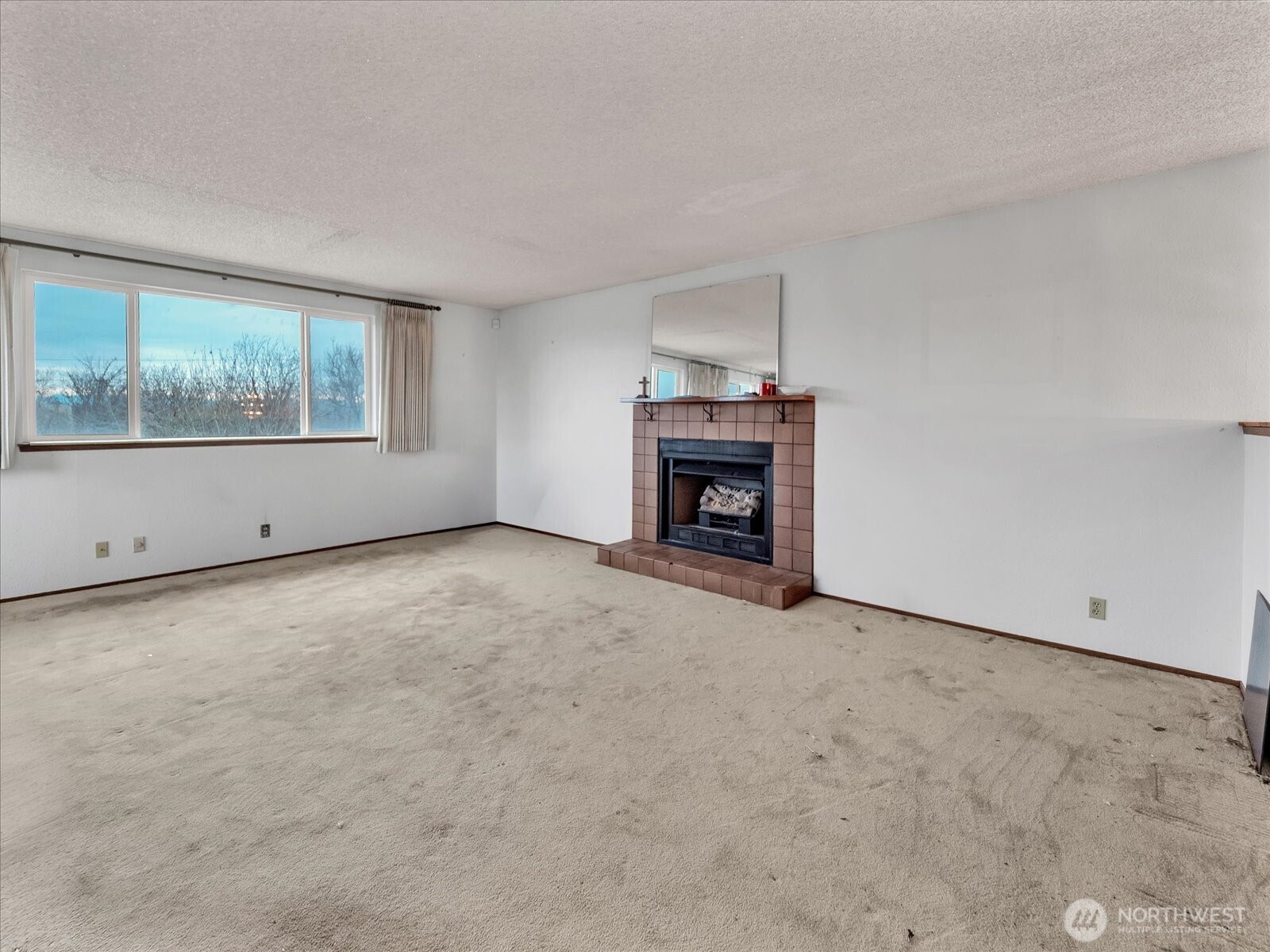 2523 23rd Avenue South Seattle, WA 98144 - Photo 6 of 29 an empty room with windows
