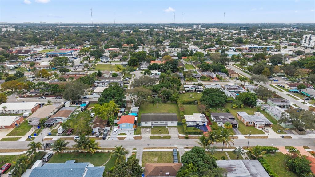 5829 Hayes Street Hollywood, FL 33021 - Photo 11 of 35