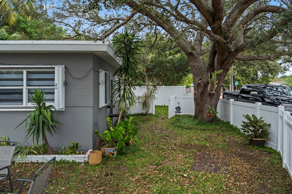 5829 Hayes Street Hollywood, FL 33021 - Photo 12 of 35