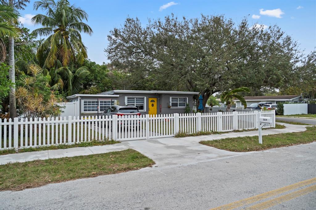 5829 Hayes Street Hollywood, FL 33021 - Photo 4 of 35