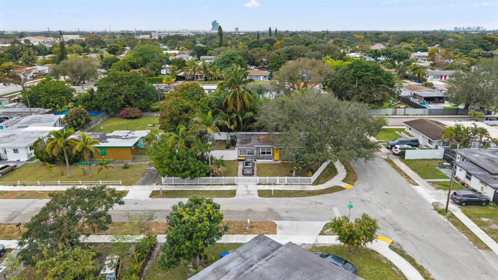 5829 Hayes Street Hollywood, FL 33021 - Photo 6 of 35