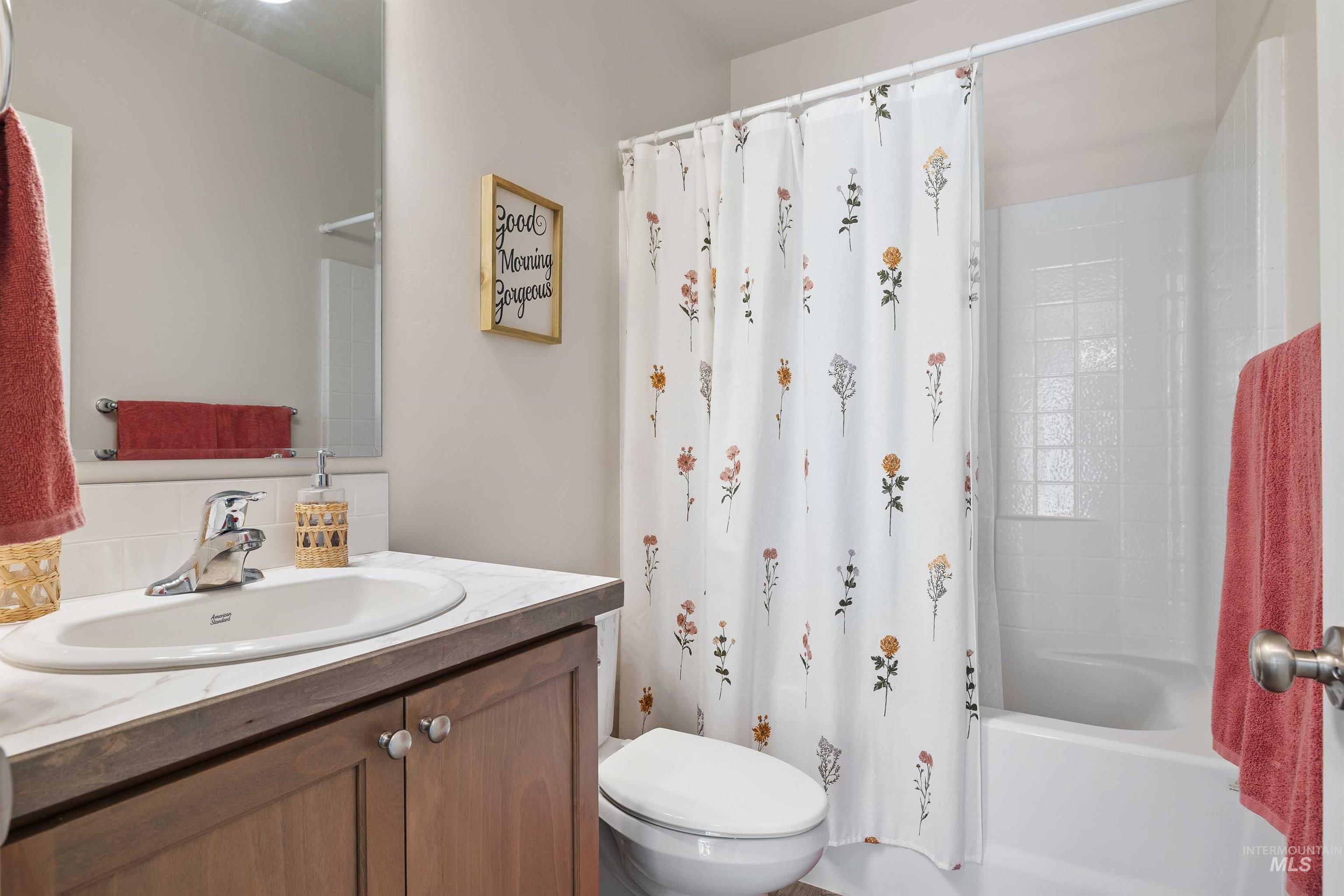 1603 Kenyon Mdw Street Twin Falls, ID 83301 - Photo 16 of 34 Full bathroom with vanity, shower / tub combo, and backsplash