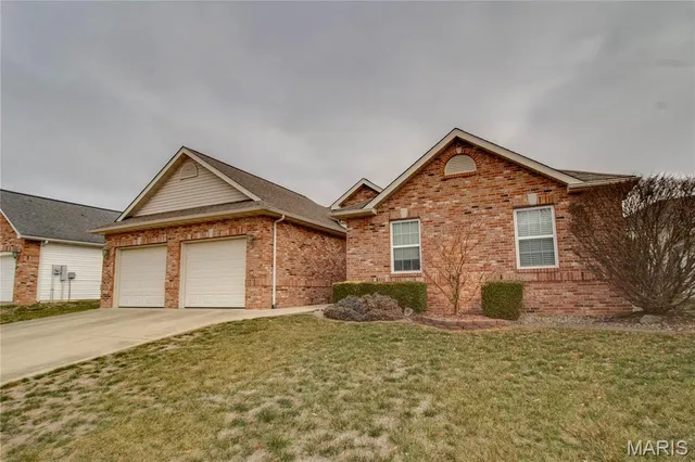 $304,760 | 4627 Wisteria Drive, Alton, IL 62002