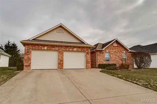 $304,760 | 4627 Wisteria Drive, Alton, IL 62002
