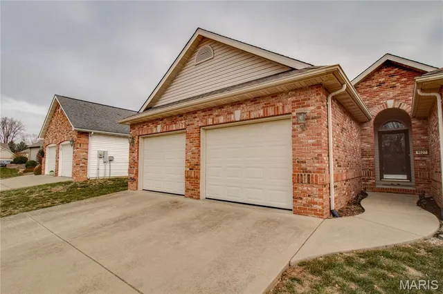 $304,760 | 4627 Wisteria Drive, Alton, IL 62002