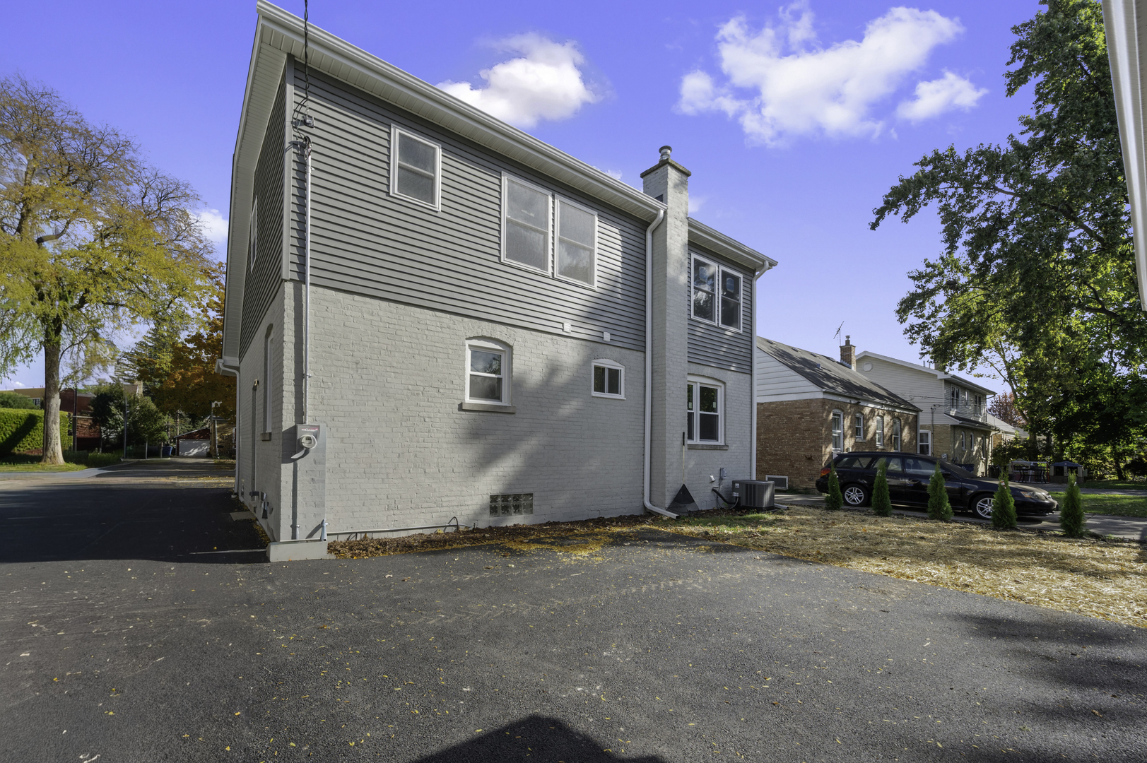 406 North Elm Street Mount Prospect, IL 60056 - Photo 4 of 28 a view of the house with a street