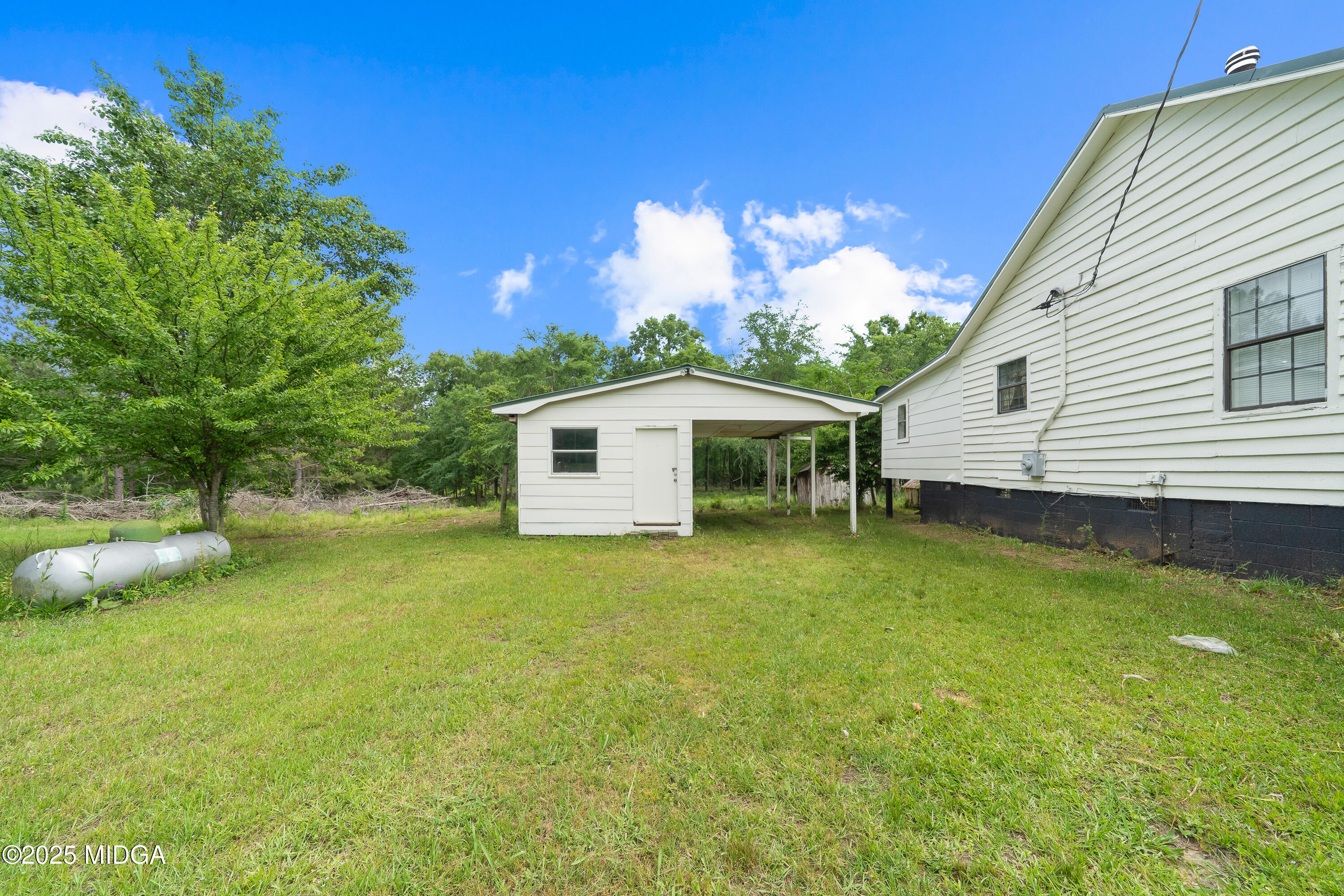 1512 Highway 22 Haddock, GA 31033 - Photo 22 of 32 a front view of a house with yard and green space