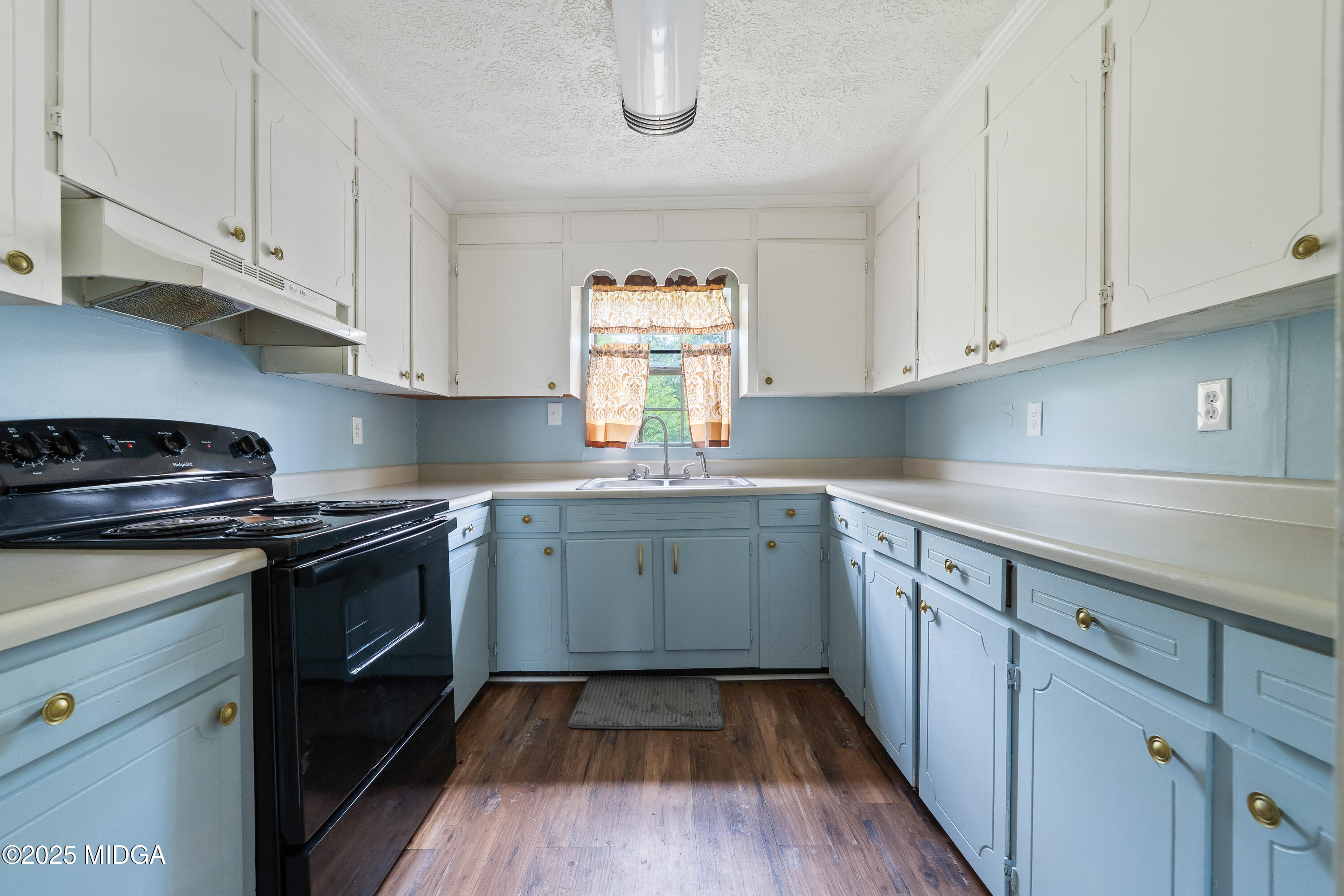 1512 Highway 22 Haddock, GA 31033 - Photo 9 of 32 a kitchen with granite countertop wooden cabinets and a stove