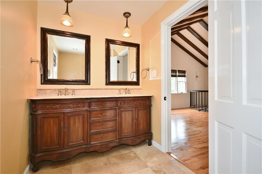 917 Old Hickory Road Pittsburgh, PA 15243 - Photo 11 of 25 Gallery Image 11