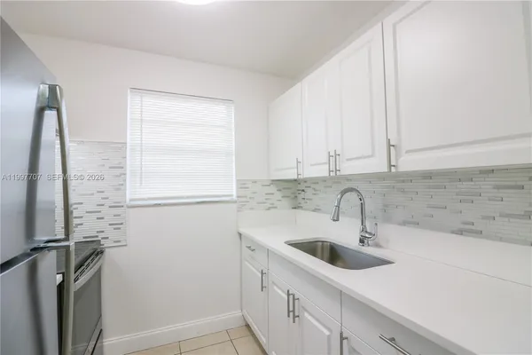 $1,675 | 400 Northeast 1st Street, Unit 206, Hallandale Beach, FL 33009