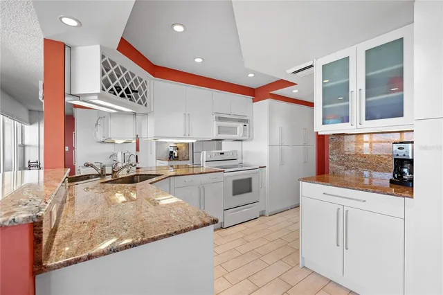 $9,000 | 601 Longboat Club Road, Unit 902S, Longboat Key, FL 34228