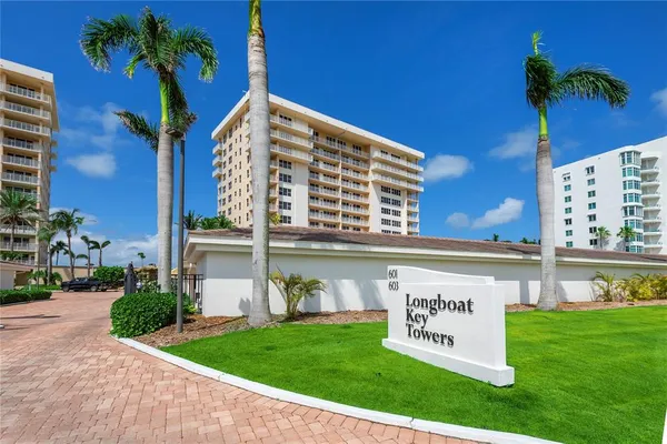 $9,000 | 601 Longboat Club Road, Unit 902S, Longboat Key, FL 34228