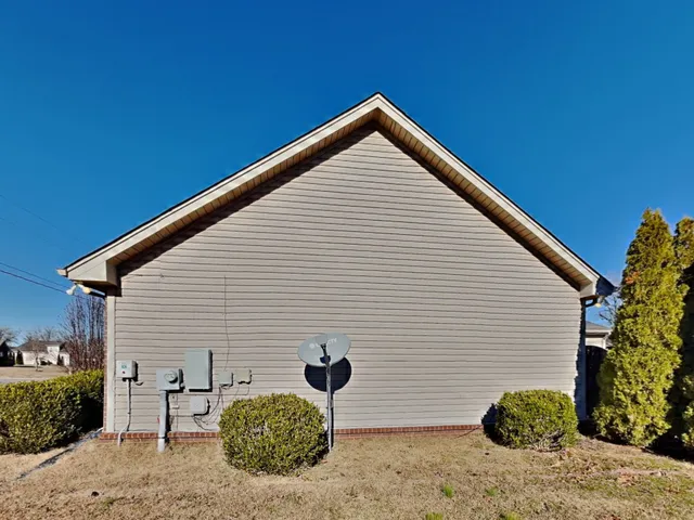 a view of backyard of the house