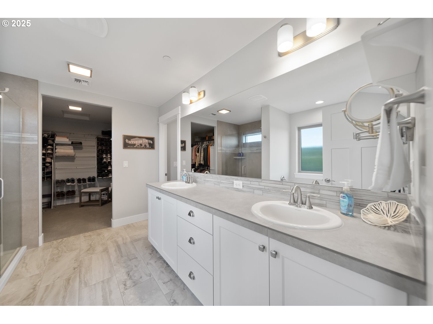 4416 Southeast Laredo Road Prineville, OR 97754 - Photo 25 of 36 a bathroom with a double vanity sink and a mirror