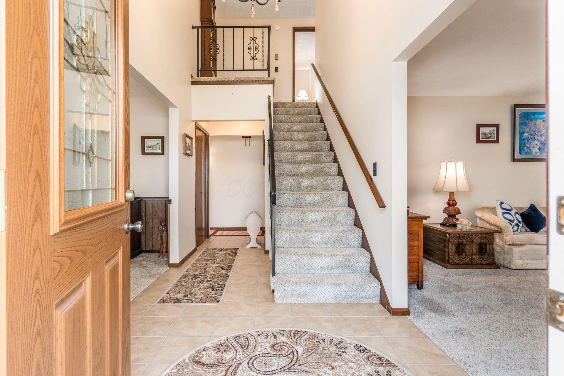 1200 Spring Valley Road London, OH 43140 - Photo 10 of 32 Open foyer