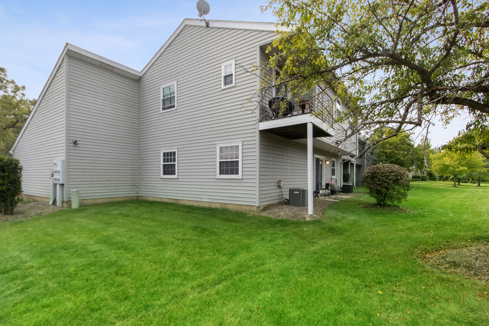 66 Gant Circle, Unit D Streamwood, IL 60107 - Photo 2 of 13 a backyard of a house with table and chairs