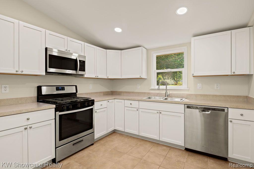 1804 Payson Road Walled Lake, MI 48390 - Photo 16 of 21 Updated kitchen
