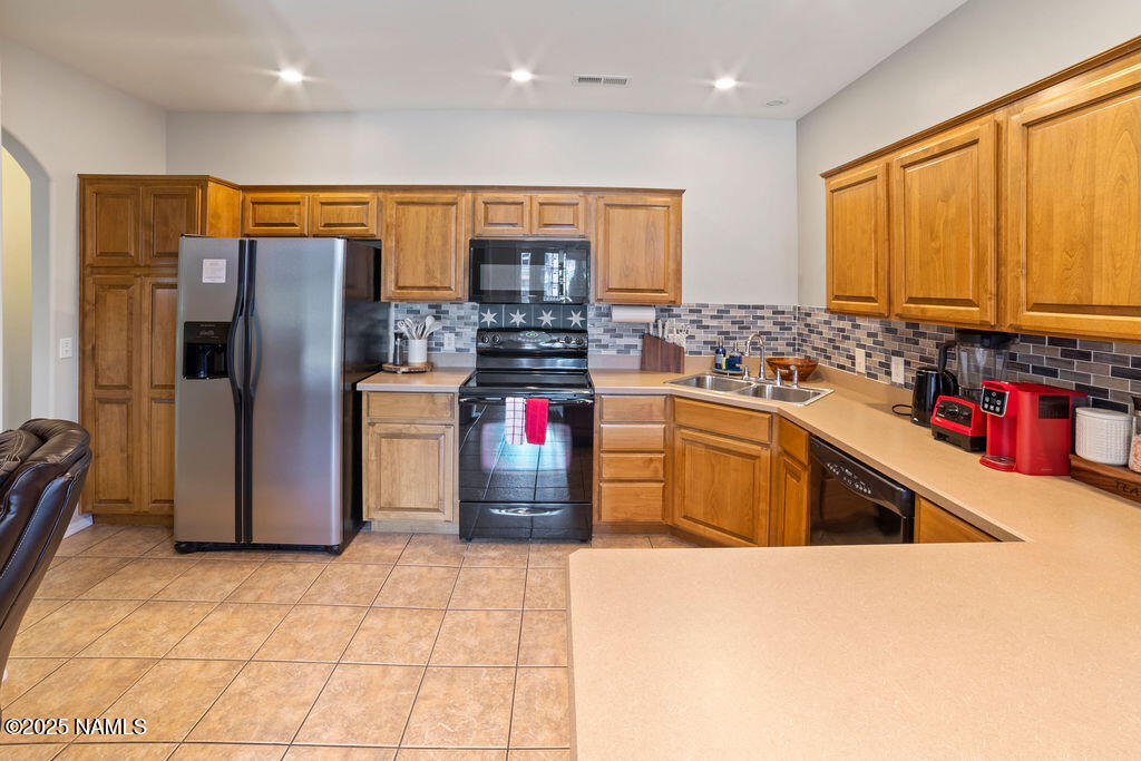 603 Brookline Loop Williams, AZ 86046 - Photo 25 of 57 a kitchen with stainless steel appliances granite countertop a refrigerator and a stove