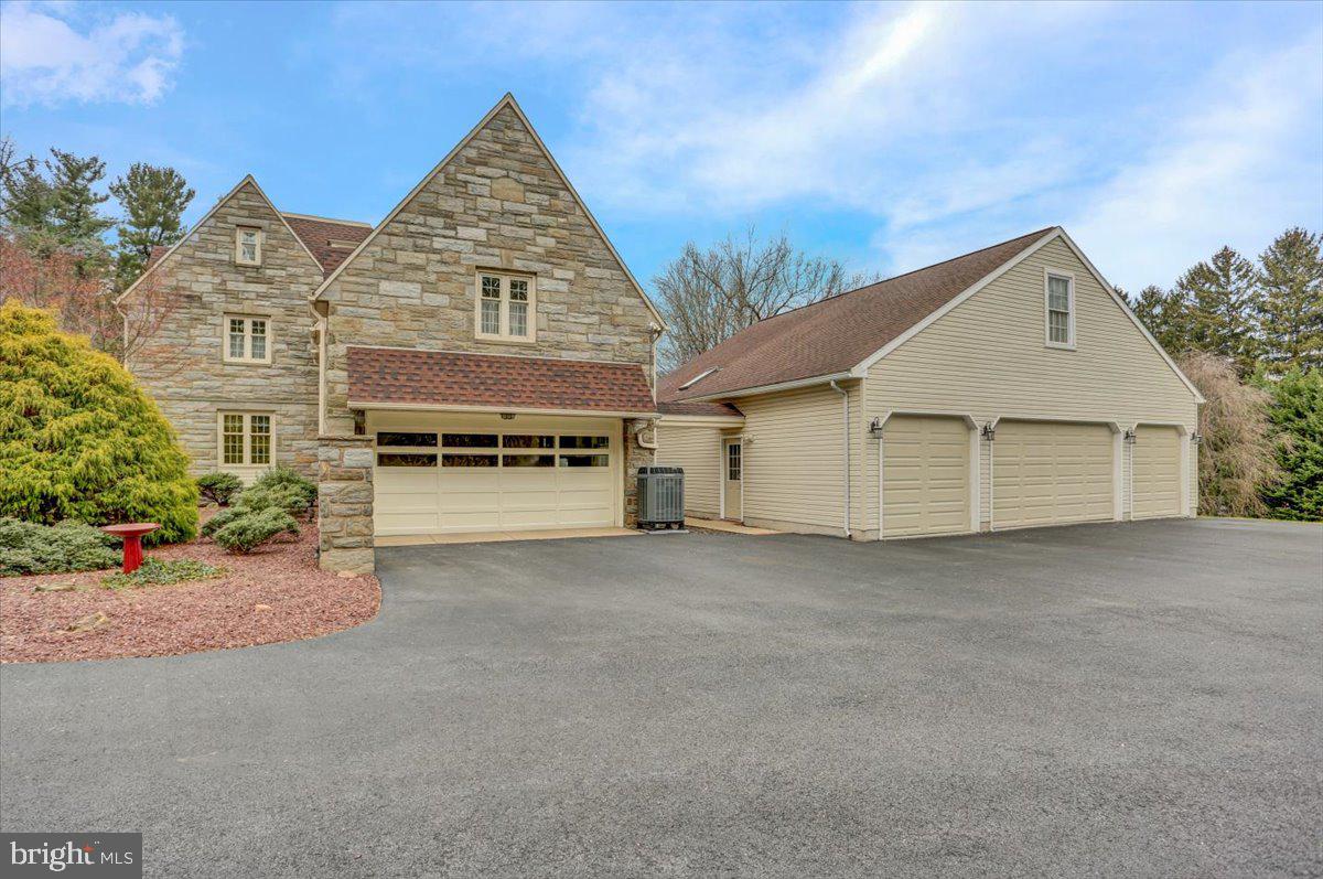 403 Oak Grove Road Reading, PA 19601 - Photo 6 of 99 Gallery Image 6