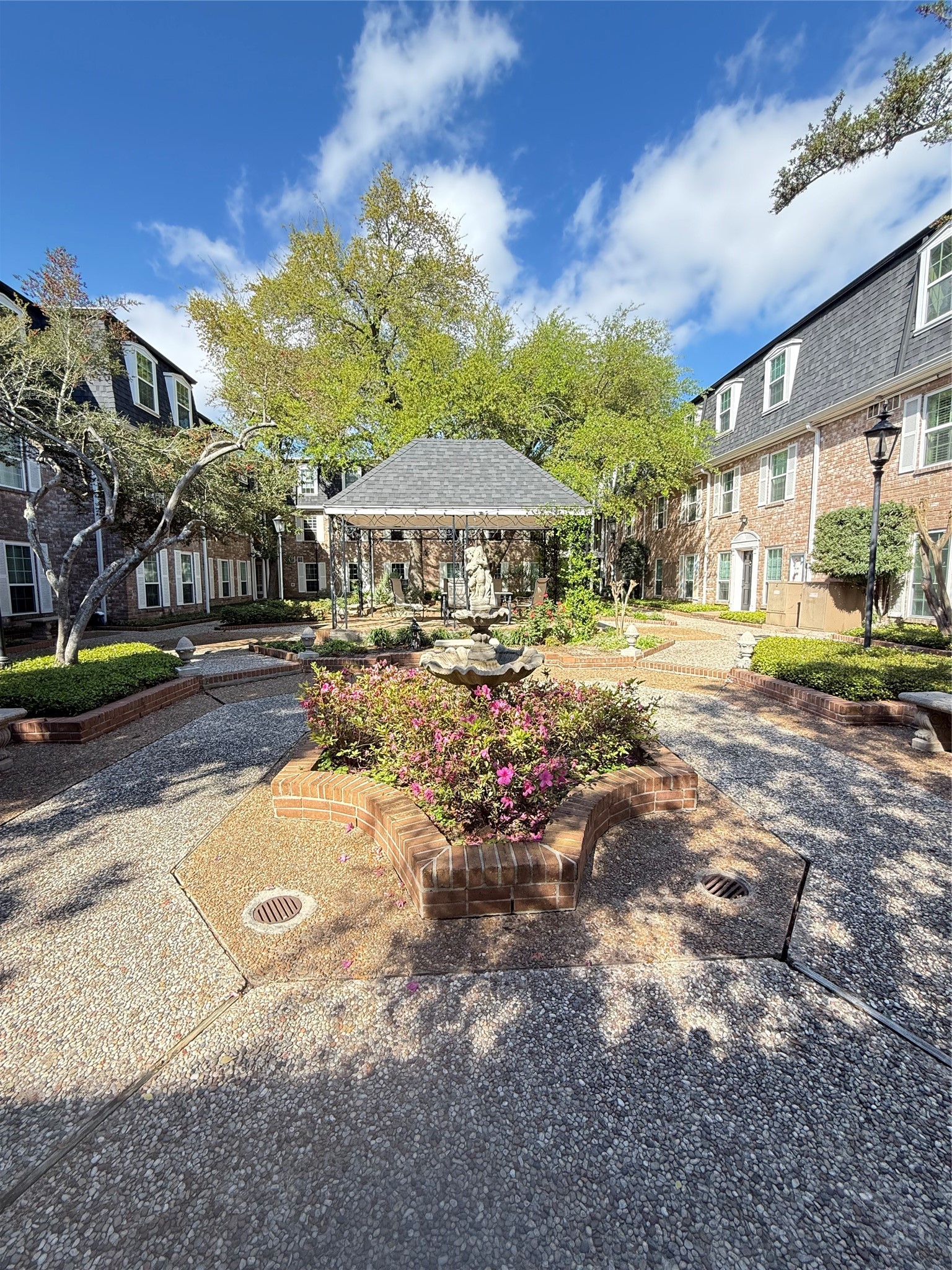 357 North Post Oak Lane, Unit 207 Houston, TX 77024 - Photo 6 of 25 a view of a basketball court
