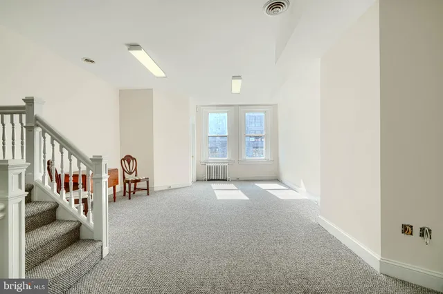 a view of livingroom with furniture