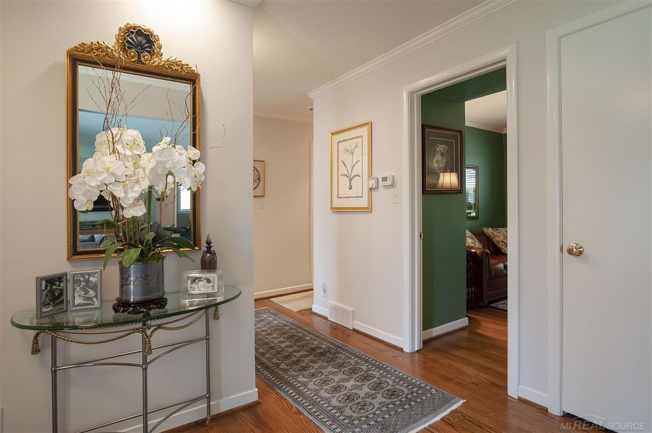 550 Roslyn Road Grosse Pointe, MI 48236 - Photo 26 of 48 31388633-25.JPG