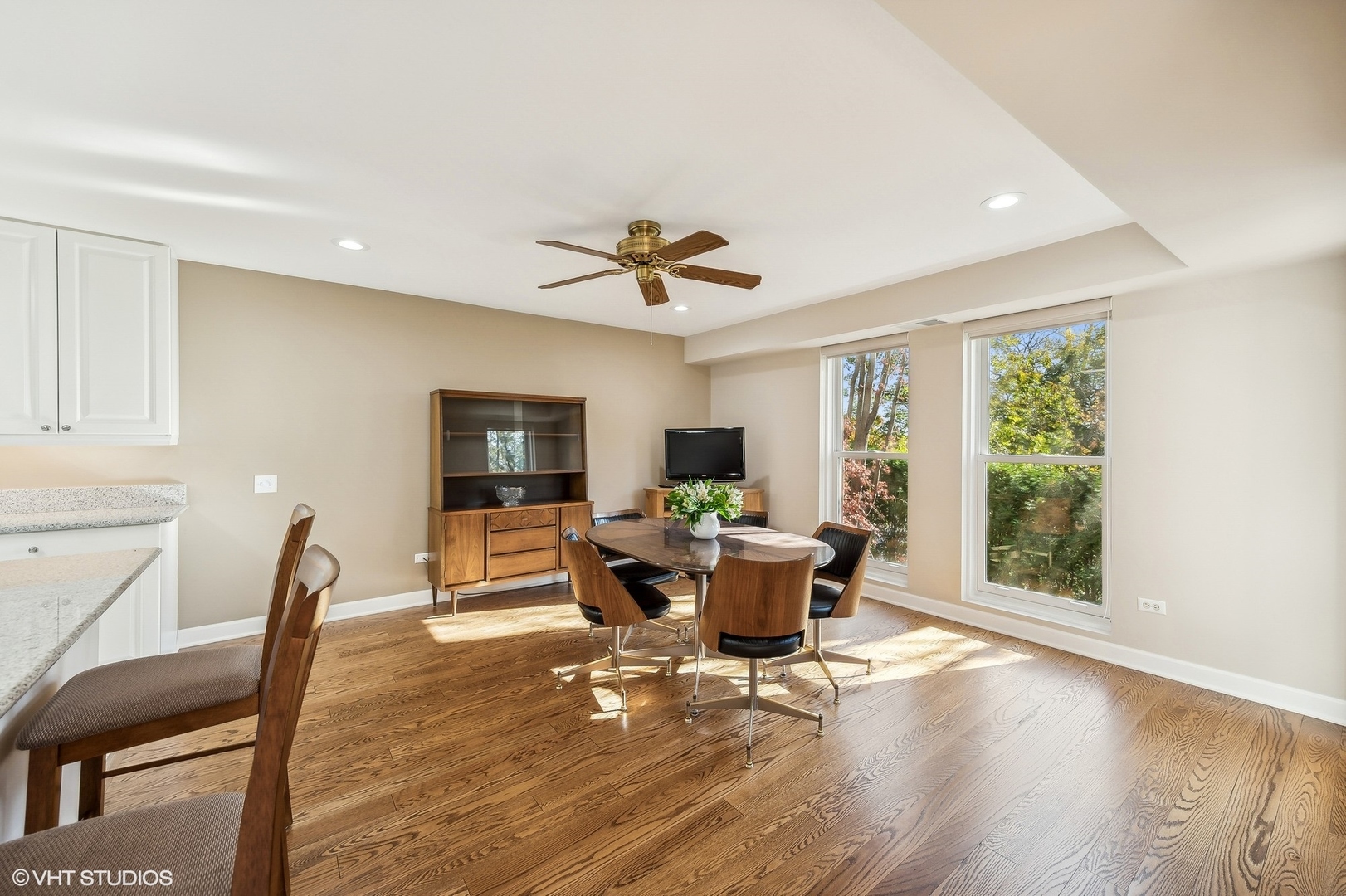 360 Green Bay Road, Unit 3D Winnetka, IL 60093 - Photo 16 of 30 a living room with furniture a window and a table