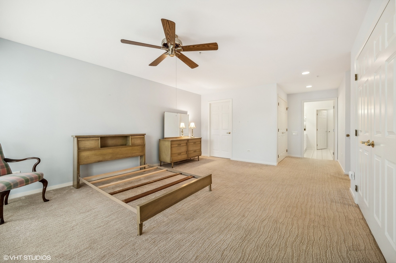 360 Green Bay Road, Unit 3D Winnetka, IL 60093 - Photo 22 of 30 a living room with furniture and a rug