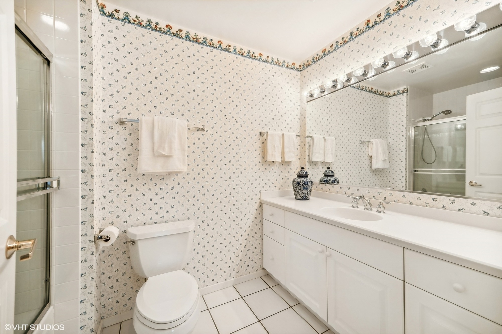 360 Green Bay Road, Unit 3D Winnetka, IL 60093 - Photo 24 of 30 a bathroom with a sink a toilet and shower