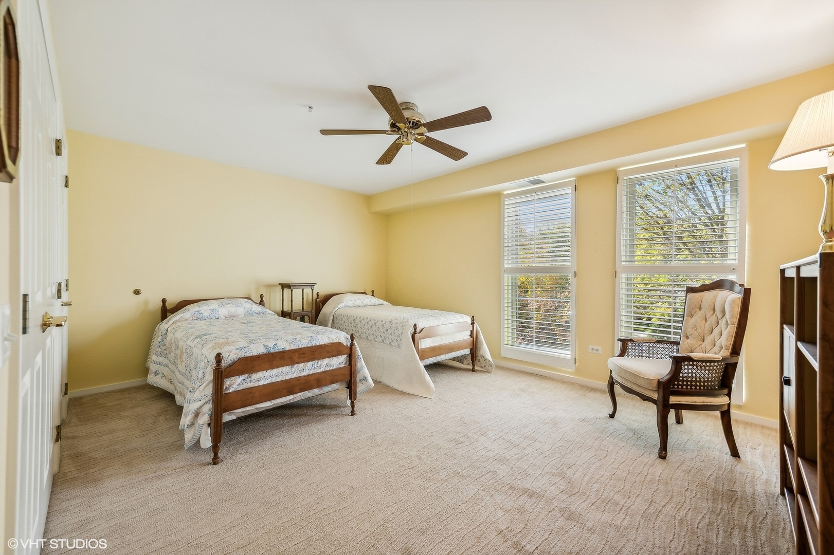 360 Green Bay Road, Unit 3D Winnetka, IL 60093 - Photo 25 of 30 a spacious bedroom with a bed and a chandelier