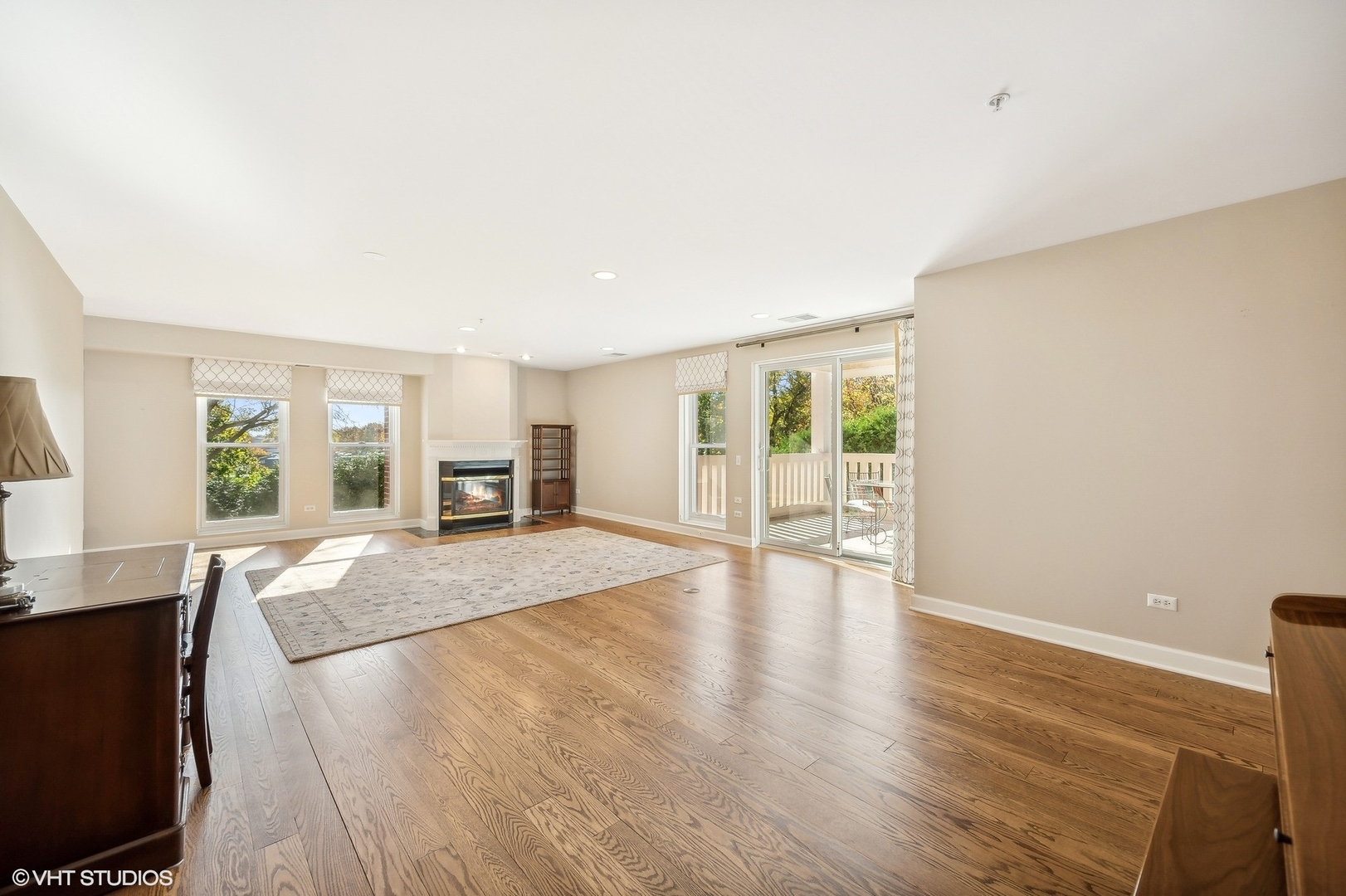 360 Green Bay Road, Unit 3D Winnetka, IL 60093 - Photo 4 of 30 a spacious bedroom with a large bed and wooden floor