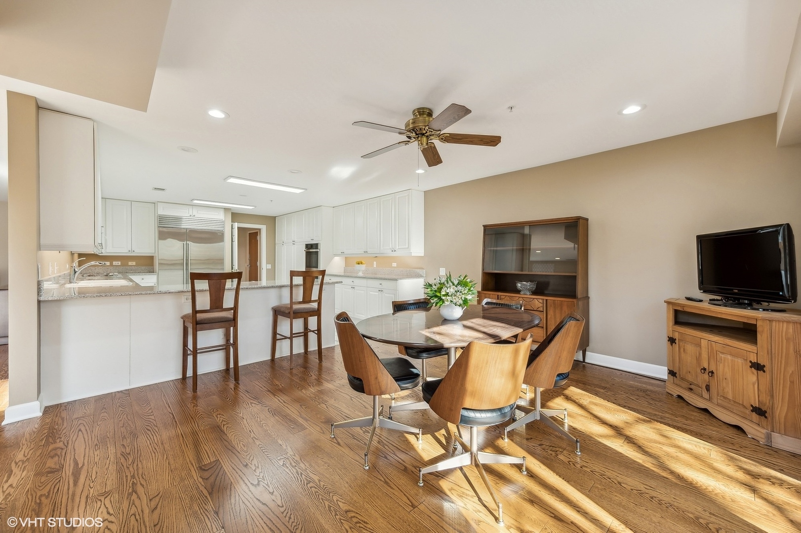 360 Green Bay Road, Unit 3D Winnetka, IL 60093 - Photo 10 of 30 a living room with furniture and a flat screen tv