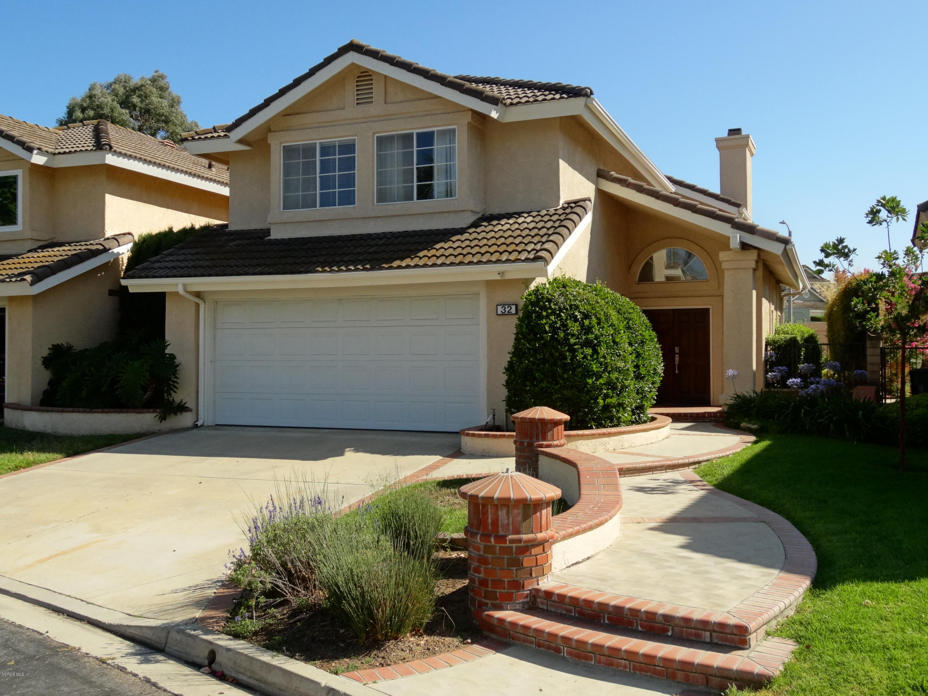 32 Valley Crest Road Simi Valley, CA 93065 - Photo 1 of 39 a front view of a house with garden
