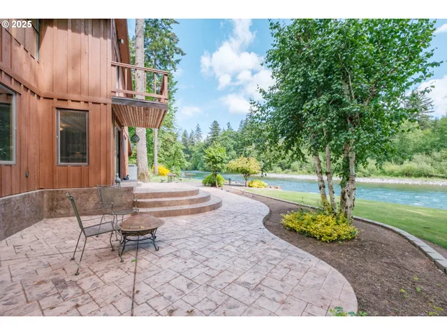 a view of a backyard