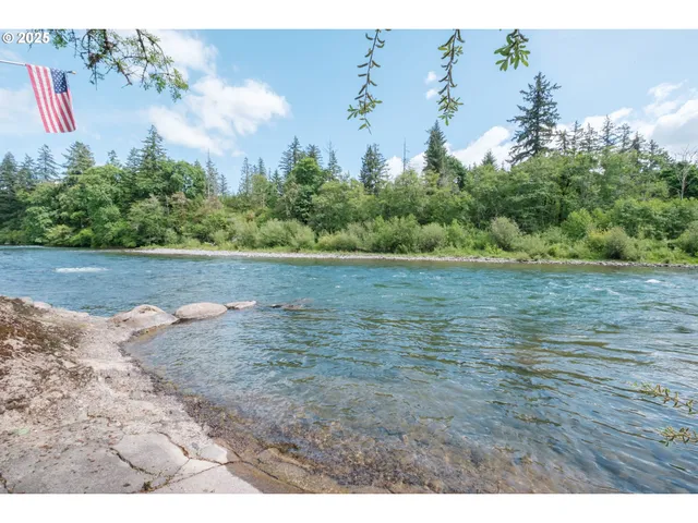 a view of a outdoor space with a house and garden
