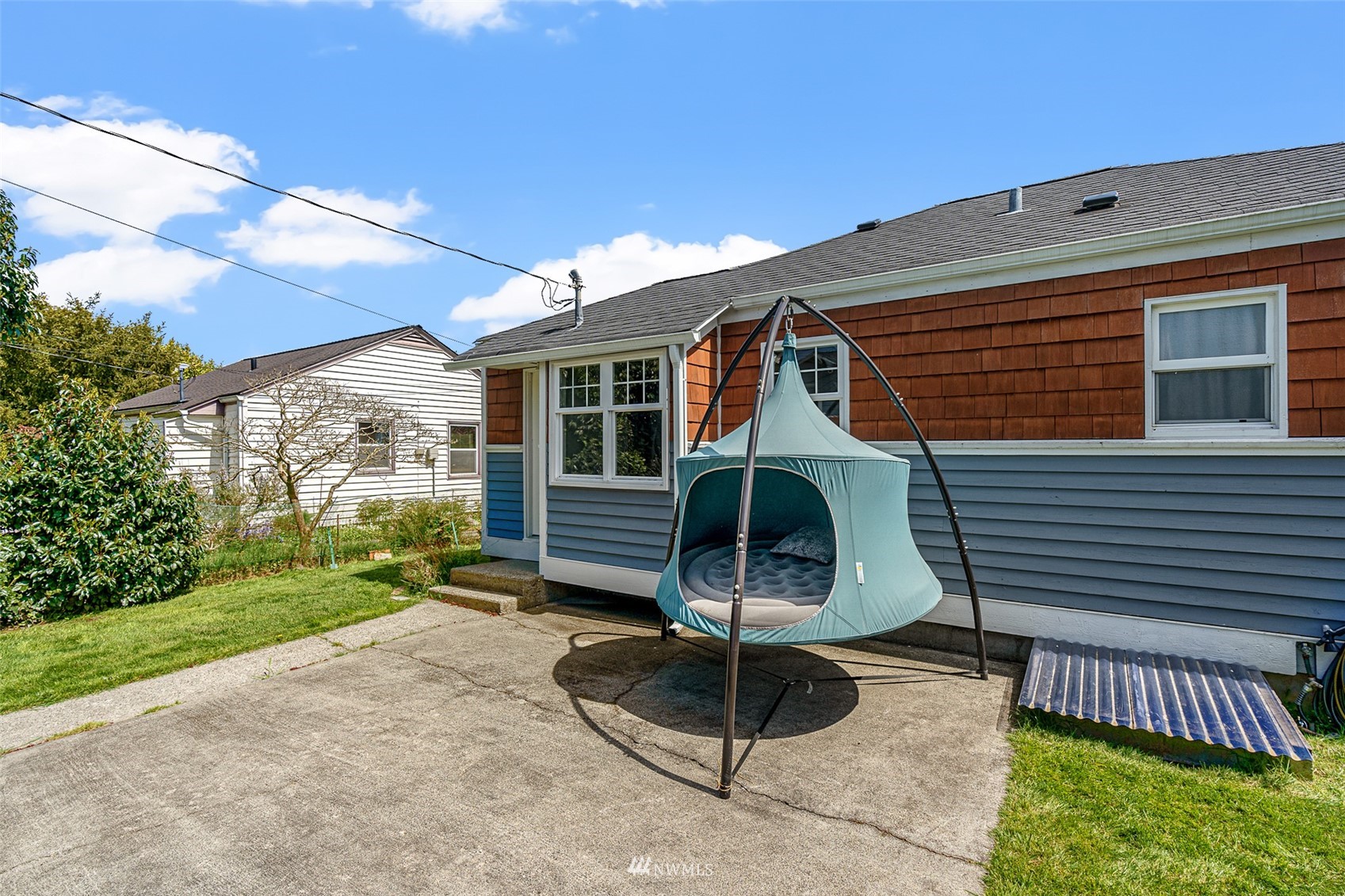 1818 Maple Street Everett, WA 98201 - Photo 21 of 37 a backyard of a house with table and chairs