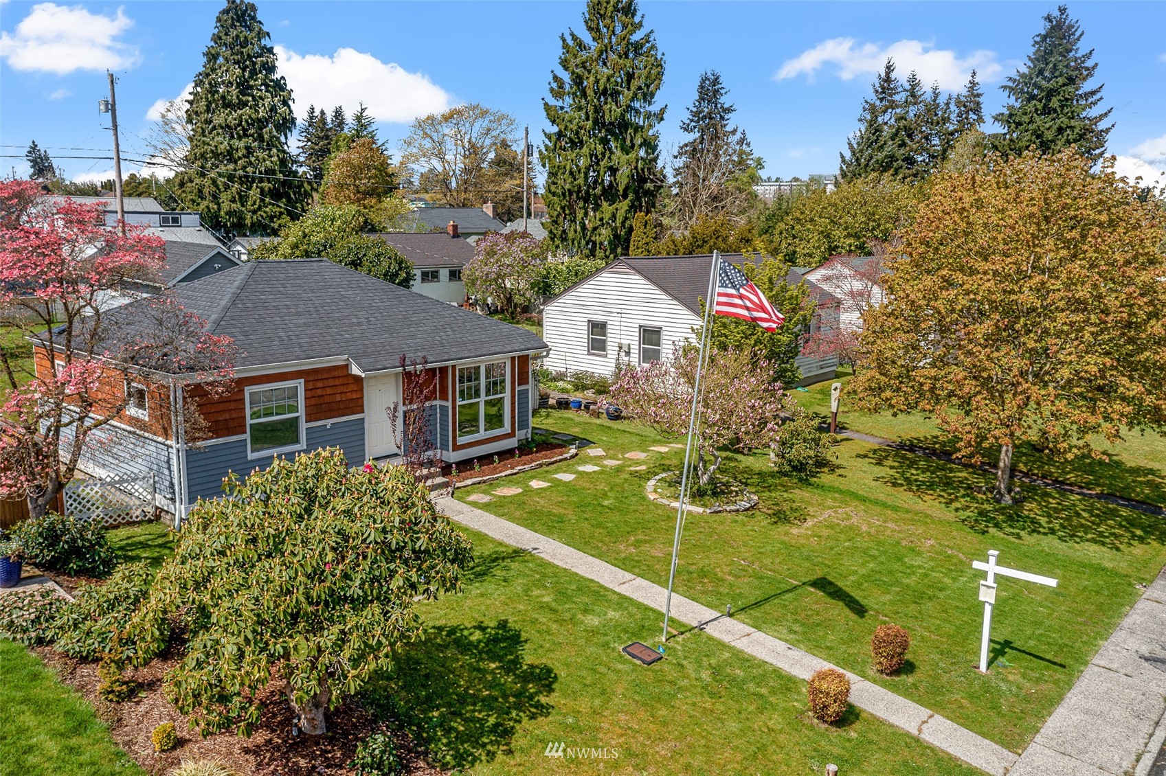 1818 Maple Street Everett, WA 98201 - Photo 33 of 37 a front view of a house with garden