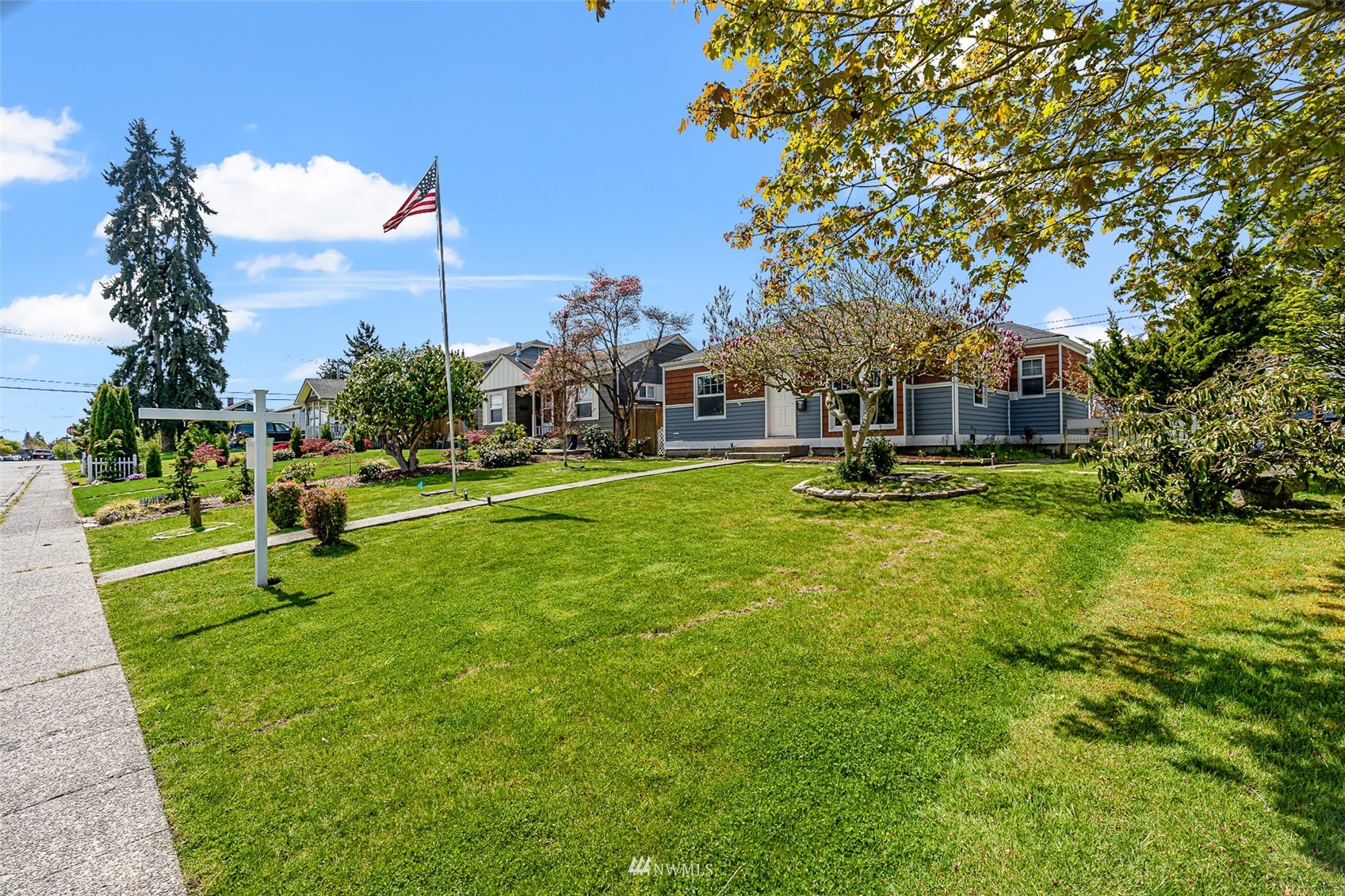 1818 Maple Street Everett, WA 98201 - Photo 36 of 37 a view of a park with large trees