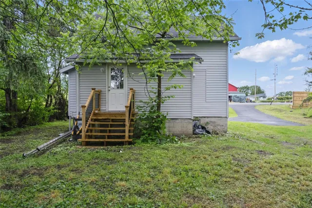 a view of a house with backyard