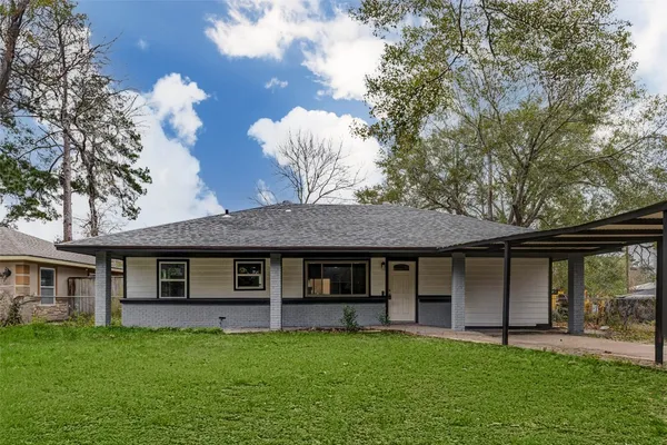 a view of a yard in front of a house