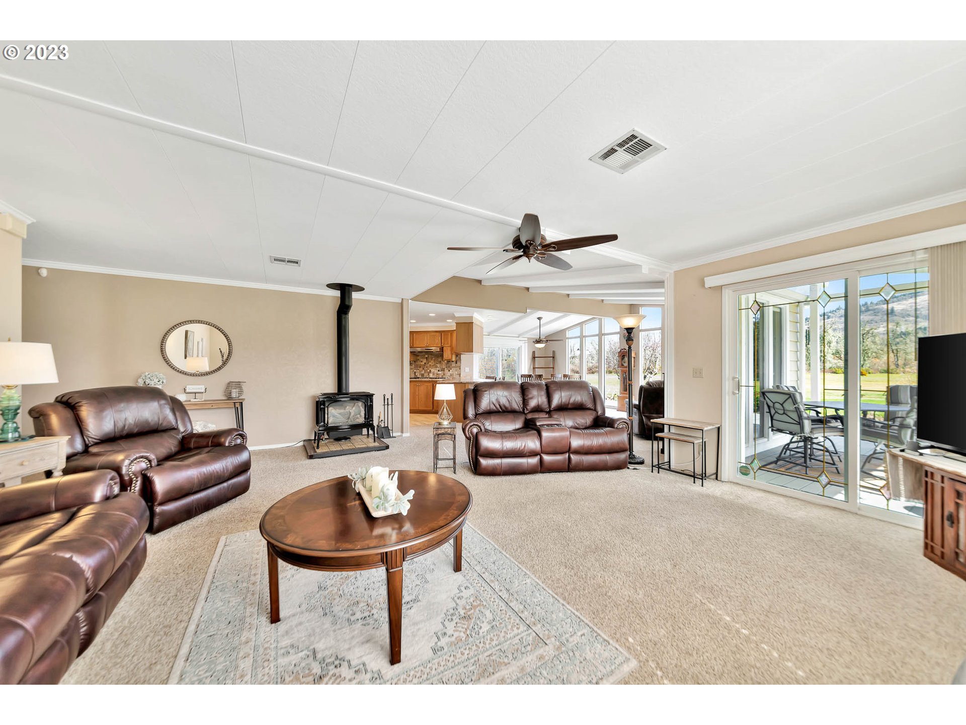 85721 Hampstead Lane Eugene, OR 97405 - Photo 24 of 45 a living room with furniture and a table