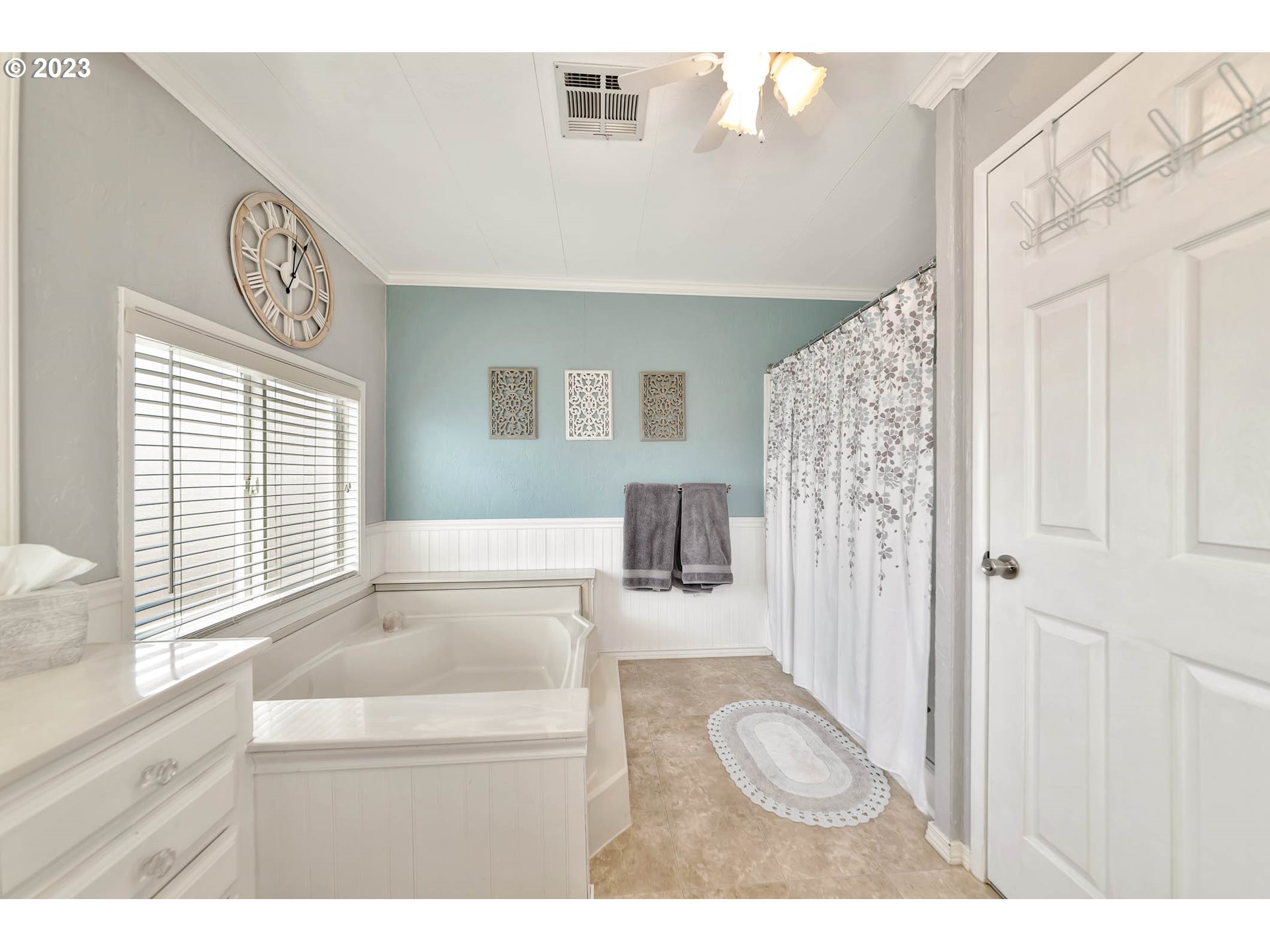 85721 Hampstead Lane Eugene, OR 97405 - Photo 30 of 45 a bathroom with a sink a toilet and a bathtub