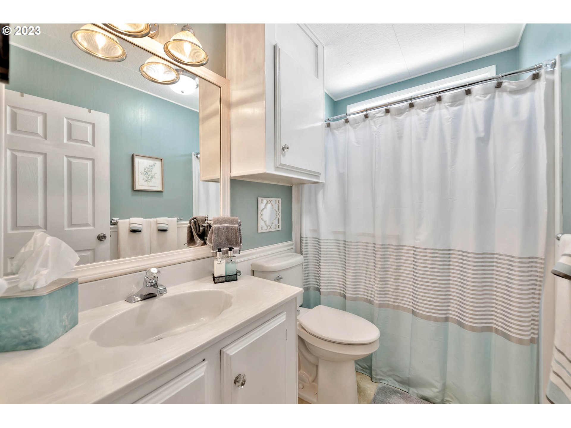 85721 Hampstead Lane Eugene, OR 97405 - Photo 32 of 45 a bathroom with a sink a toilet and shower