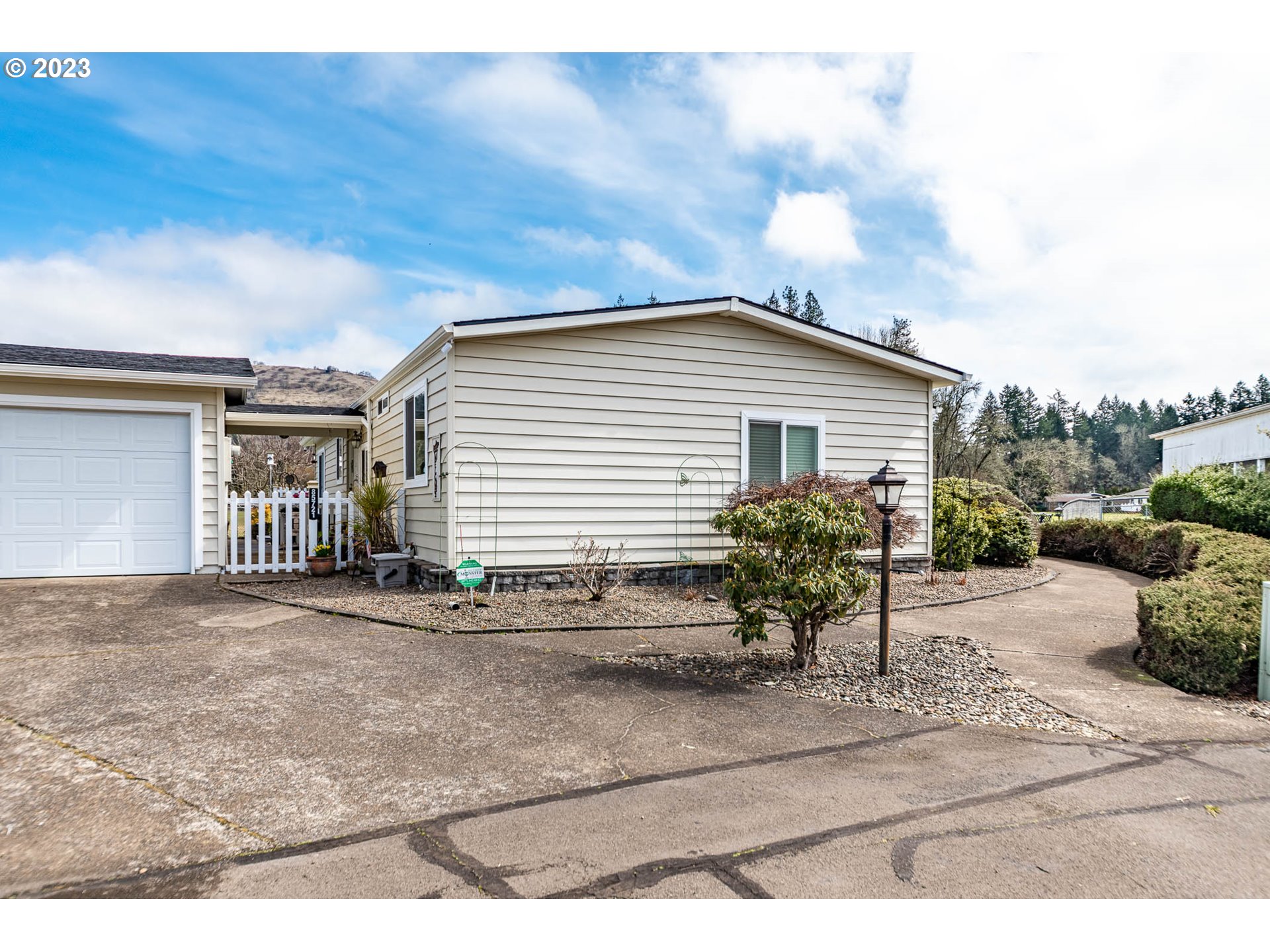 85721 Hampstead Lane Eugene, OR 97405 - Photo 43 of 45 a backyard of a house with table and chairs