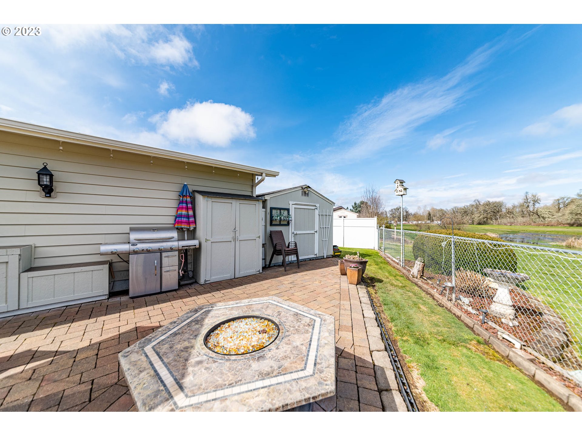 85721 Hampstead Lane Eugene, OR 97405 - Photo 45 of 45 a very nice looking room with a large window