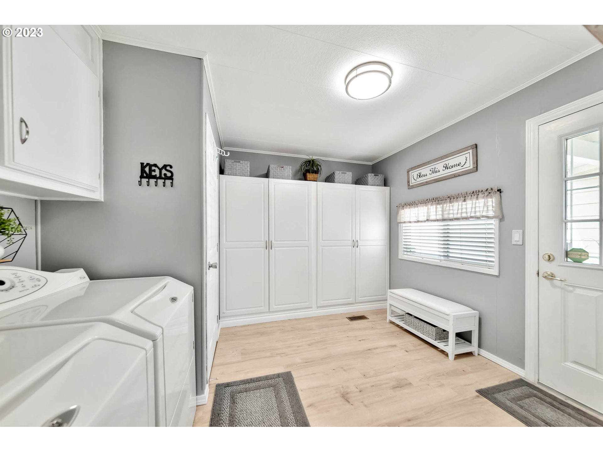85721 Hampstead Lane Eugene, OR 97405 - Photo 9 of 45 a view of livingroom with furniture