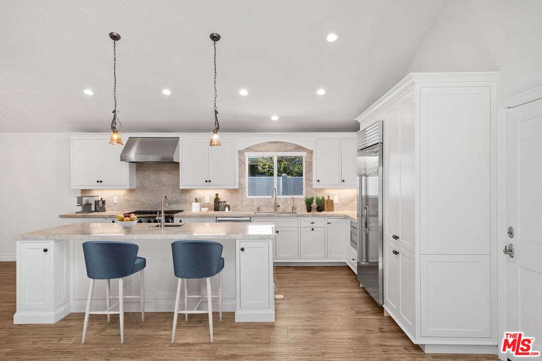 5040 Terramar Way Oxnard, CA 93035 - Photo 4 of 16 a kitchen with stove cabinets and chairs