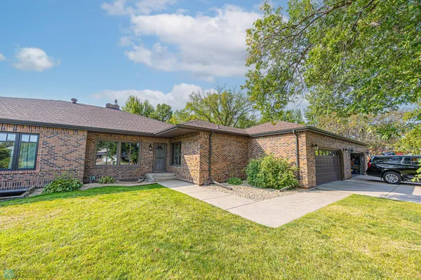 $415,000 | 204 Oxbow Circle, Oxbow, ND 58047