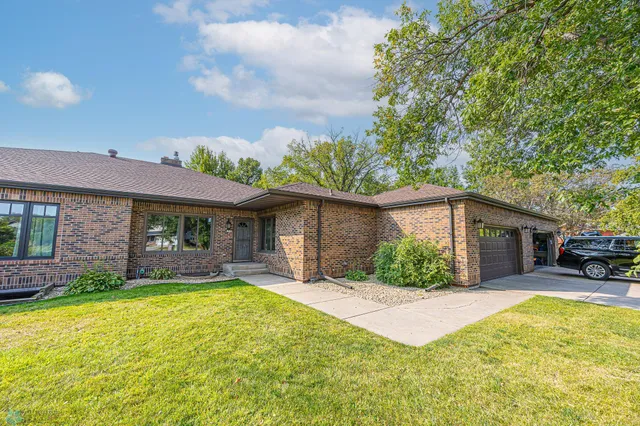 $460,000 | 204 Oxbow Circle, Kindred, ND 58047