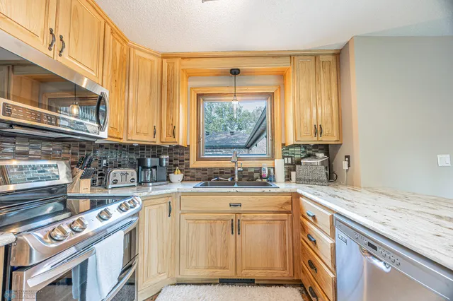 $460,000 | 204 Oxbow Circle, Kindred, ND 58047